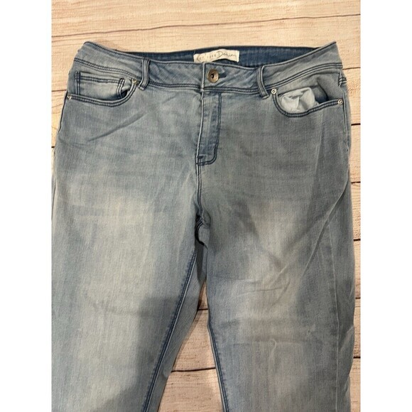 Cato EST 1946 Contemporary Frayed Hem Capri Ankle denim Jeans Stretch 12 - Picture 3 of 8